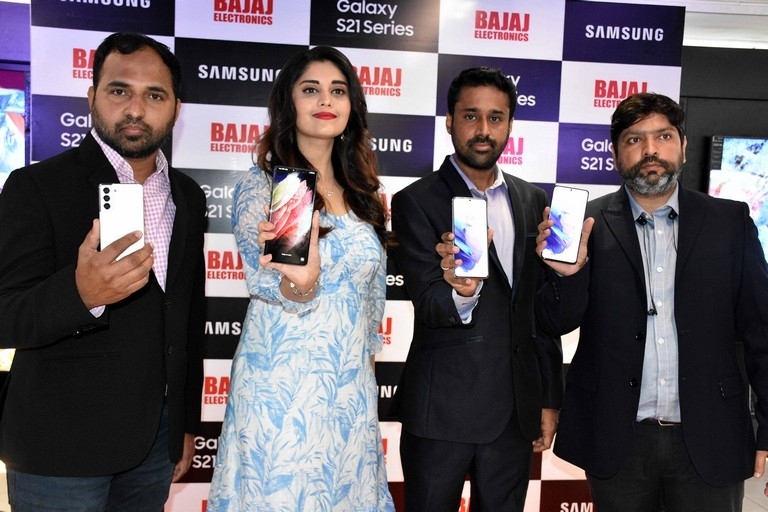 Surbhi Launches Samsung Galaxy S21 - 5 / 20 photos
