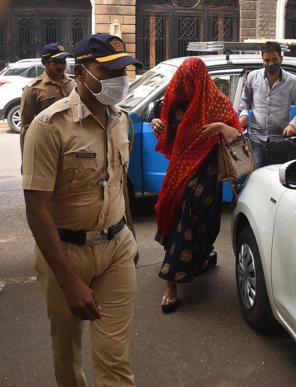 Shweta Kumari at NCB Office - 2 / 9 photos