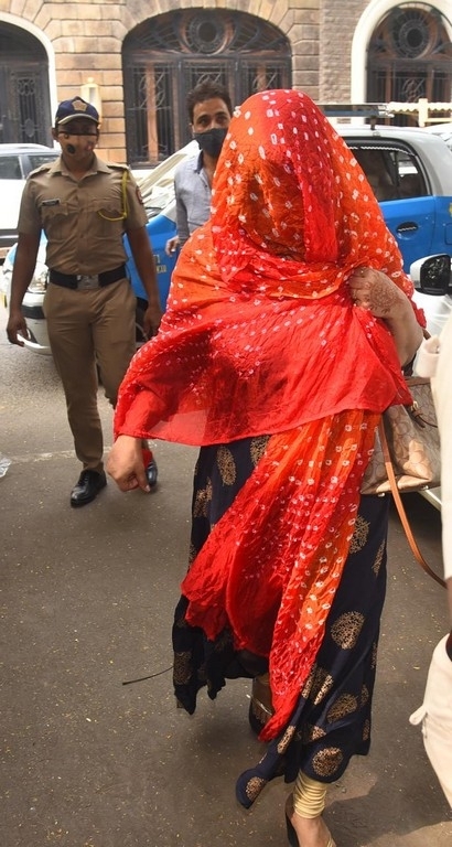 Shweta Kumari at NCB Office - 5 / 9 photos