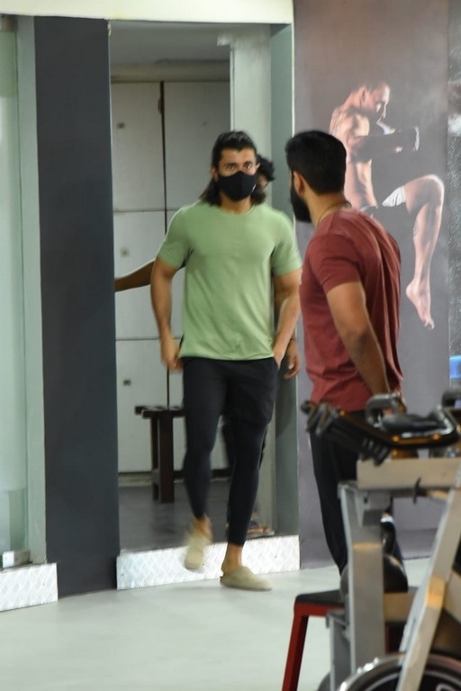 VD Spotted at 360 GYM - 1 / 5 photos
