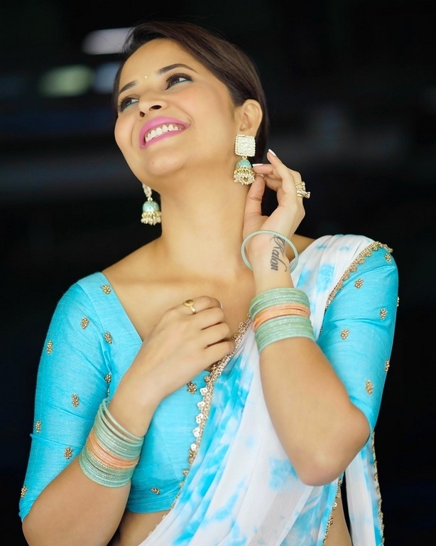 Anasuya Bharadwaj Pics - 4 / 10 photos