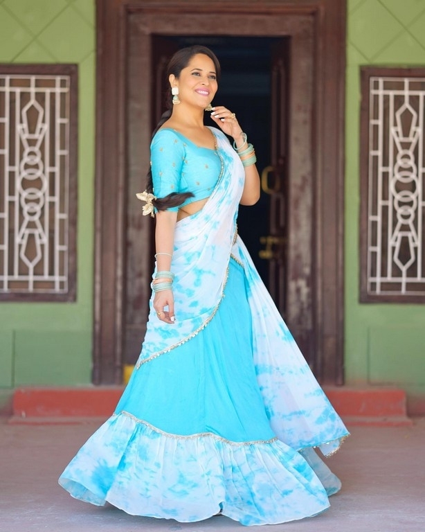 Anasuya Bharadwaj Pics - 5 / 10 photos