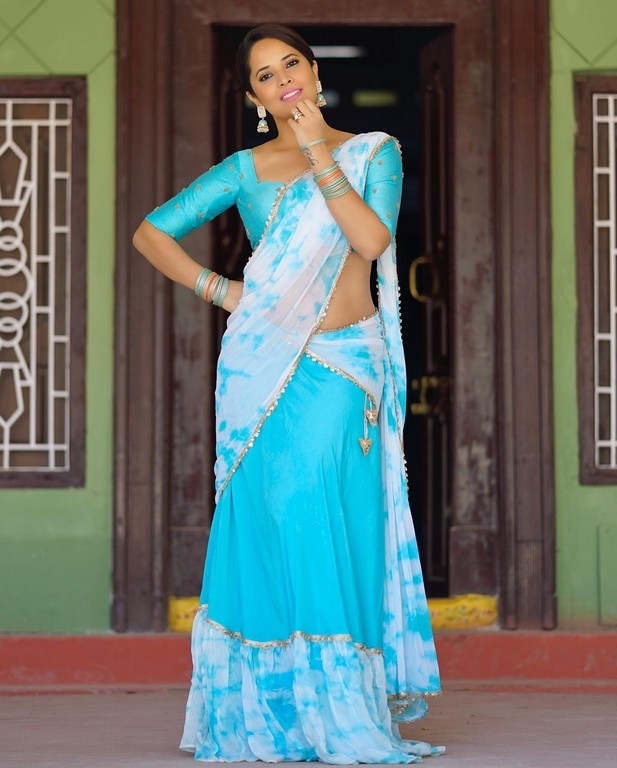 Anasuya Bharadwaj Pics - 9 / 10 photos