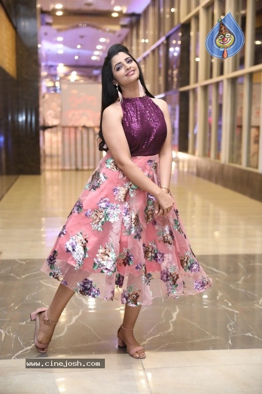 Anchor Syamala Pics - 13 / 19 photos