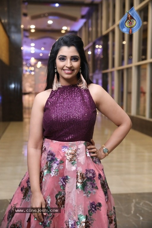 Anchor Syamala Pics - 18 / 19 photos