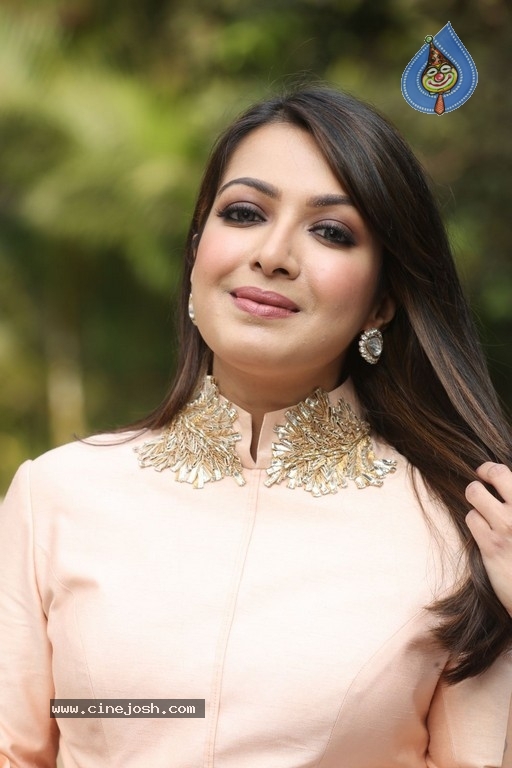 Catherine Tresa Photos - 11 / 21 photos