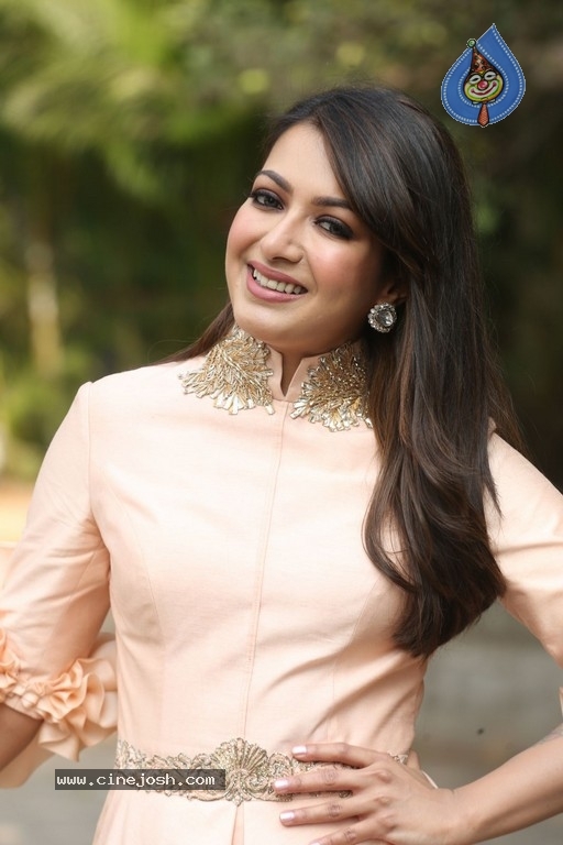 Catherine Tresa Photos - 20 / 21 photos