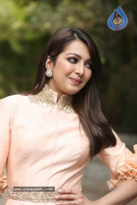 Catherine Tresa Photos - 14 of 21