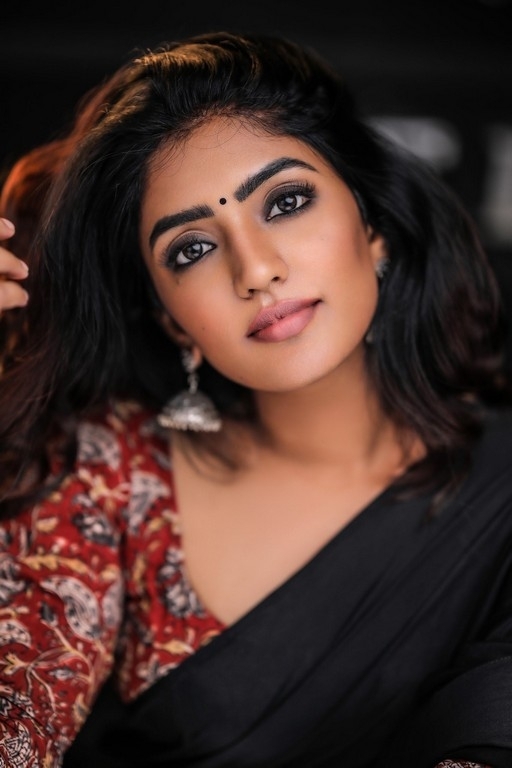 Eesha Rebba Saree Photos - 4 / 7 photos