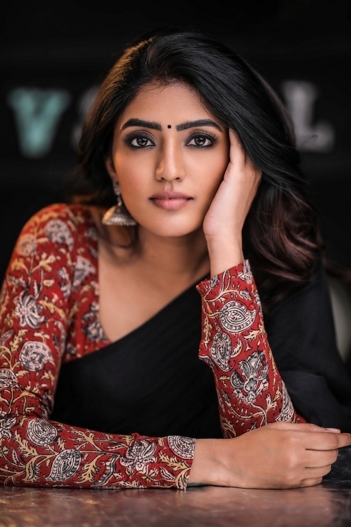 Eesha Rebba Saree Photos - 6 / 7 photos