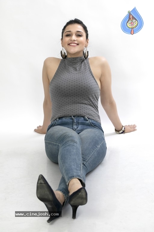 Mannara Chopra Pics - 6 / 9 photos