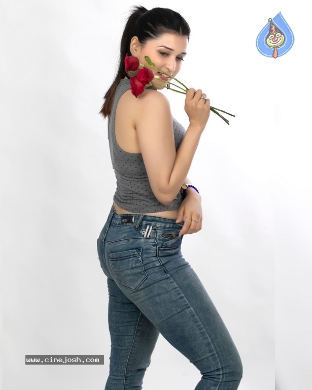 Mannara Chopra Pics - 7 / 9 photos