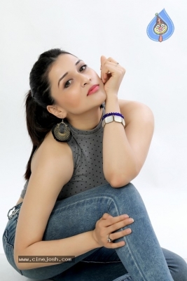 Mannara Chopra Pics - 1 of 9