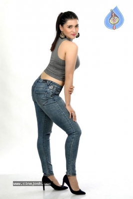 Mannara Chopra Pics - 5 of 9
