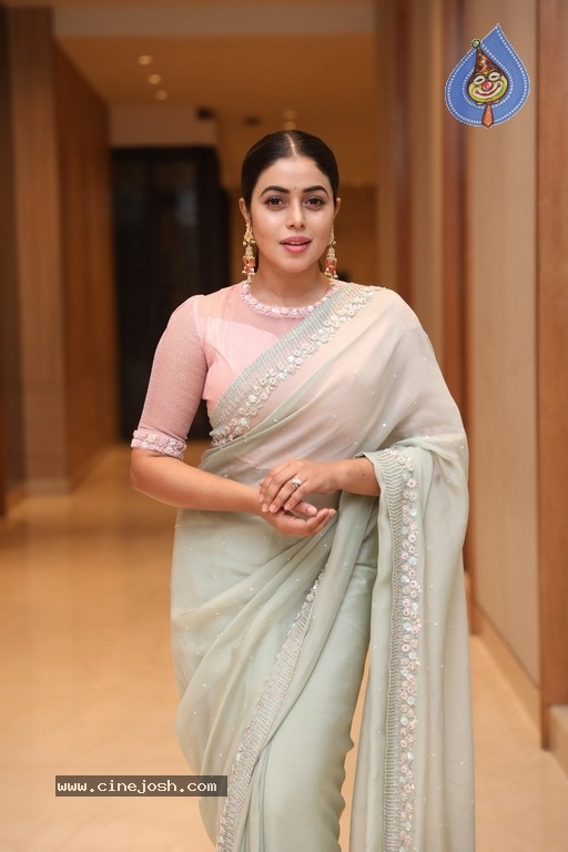 Poorna Photos - 18 / 20 photos