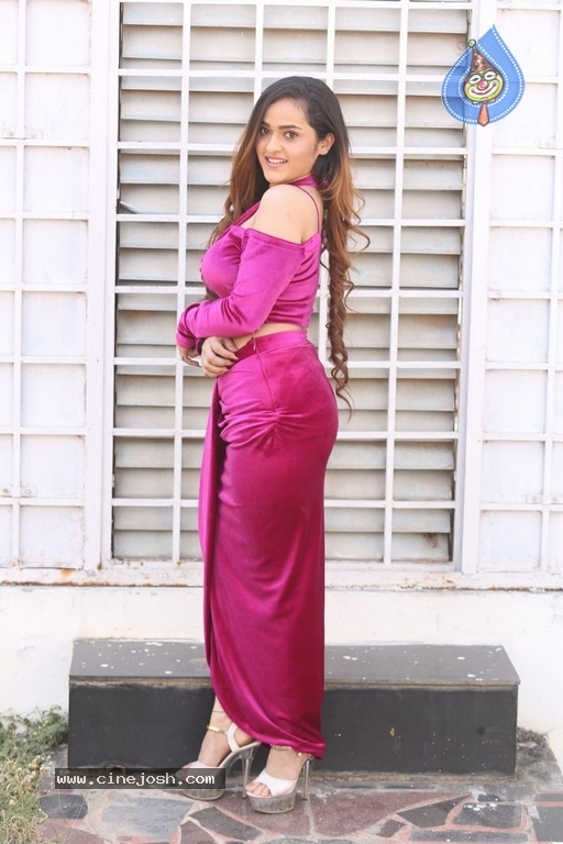 Prajakta Dusane Pics - 2 / 13 photos