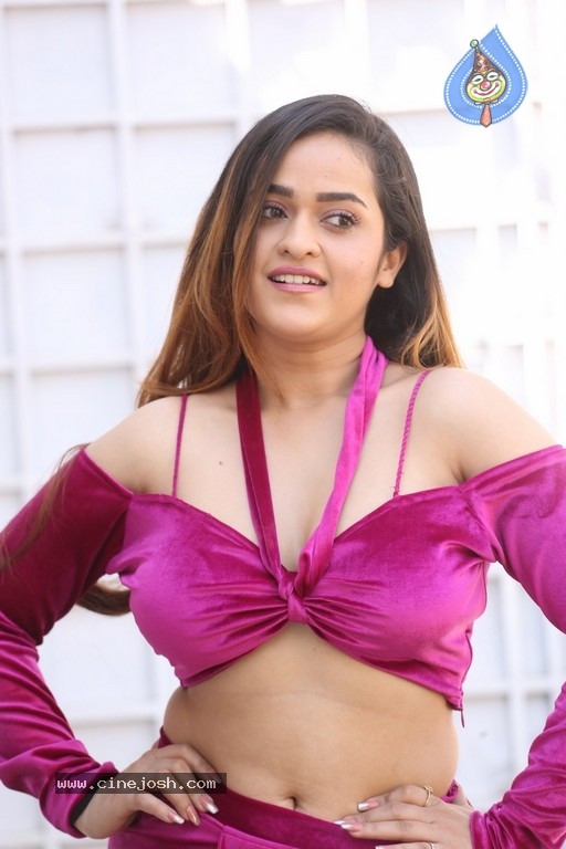 Prajakta Dusane Pics - 4 / 13 photos