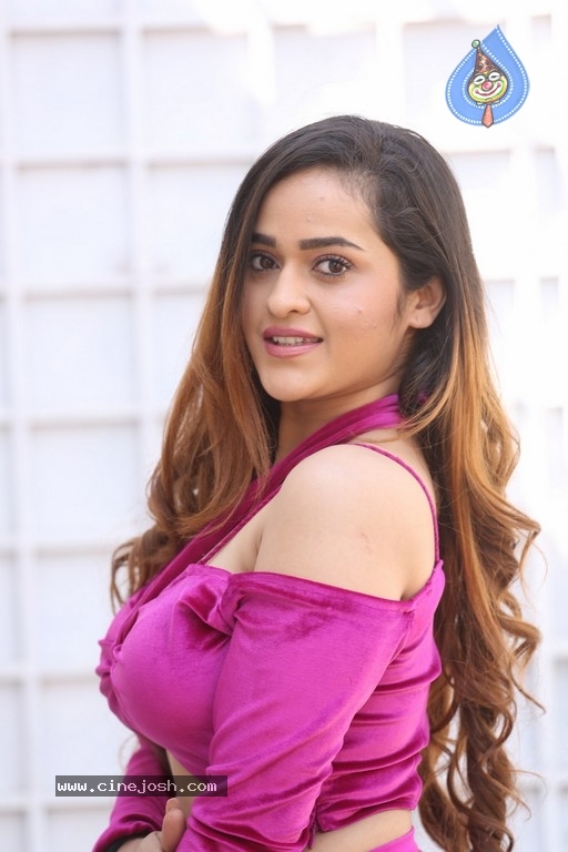 Prajakta Dusane Pics - 6 / 13 photos