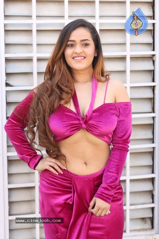 Prajakta Dusane Pics - 7 / 13 photos