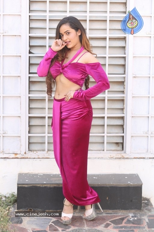 Prajakta Dusane Pics - 9 / 13 photos