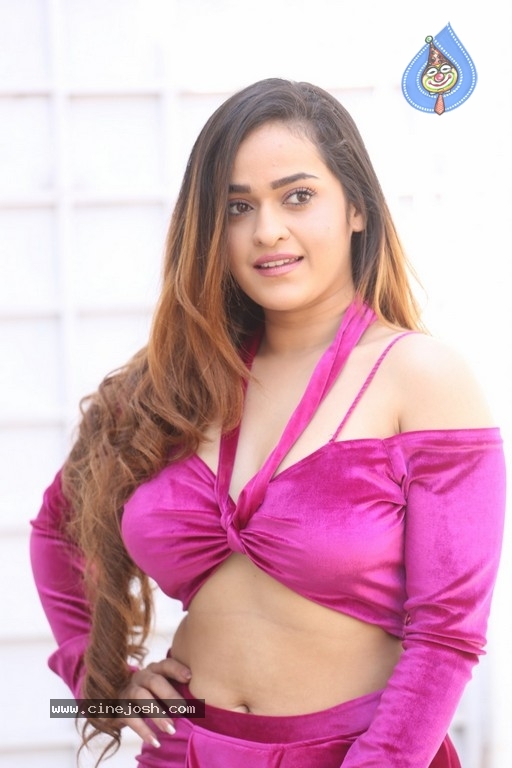 Prajakta Dusane Pics - 10 / 13 photos