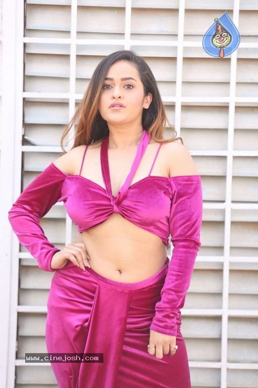 Prajakta Dusane Pics - 13 / 13 photos