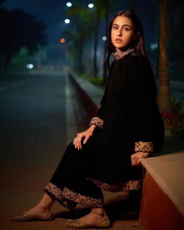 Sara Ali Khan Pics - 2 / 3 photos