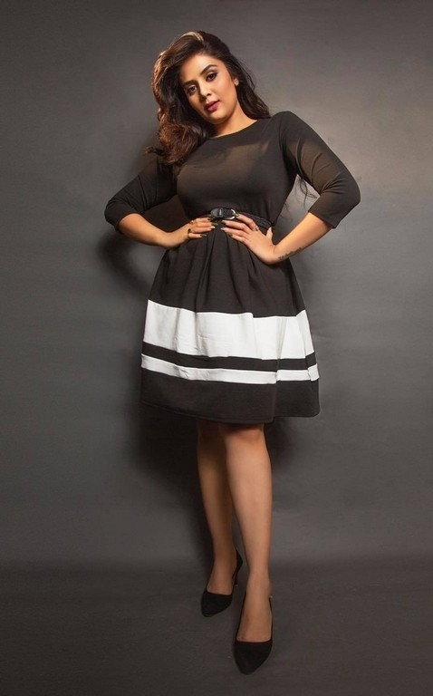 Sreemukhi Photos - 4 / 5 photos