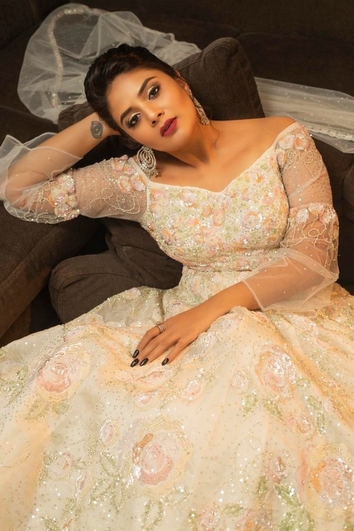 Sreemukhi Photos - 4 / 8 photos