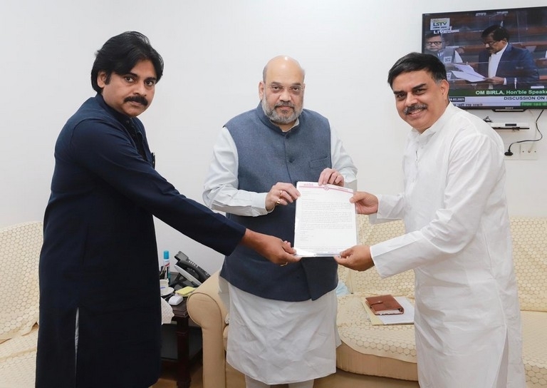 Pawan Kalyan meets Amit shah - 1 / 3 photos