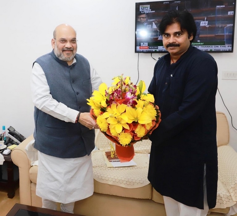 Pawan Kalyan meets Amit shah - 3 / 3 photos