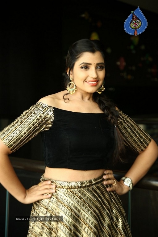 Anchor Shyamala Pics - 7 / 10 photos