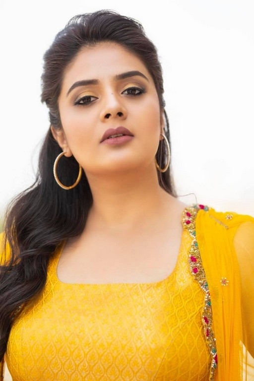 Sreemukhi Photos - 3 / 8 photos