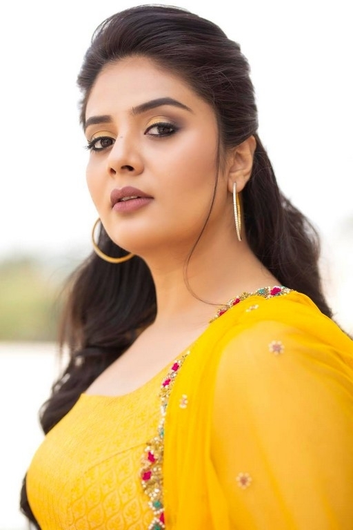 Sreemukhi Photos - 7 / 8 photos