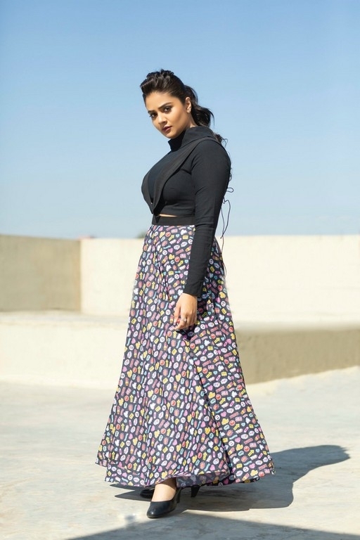 Sreemukhi Photos - 1 / 7 photos