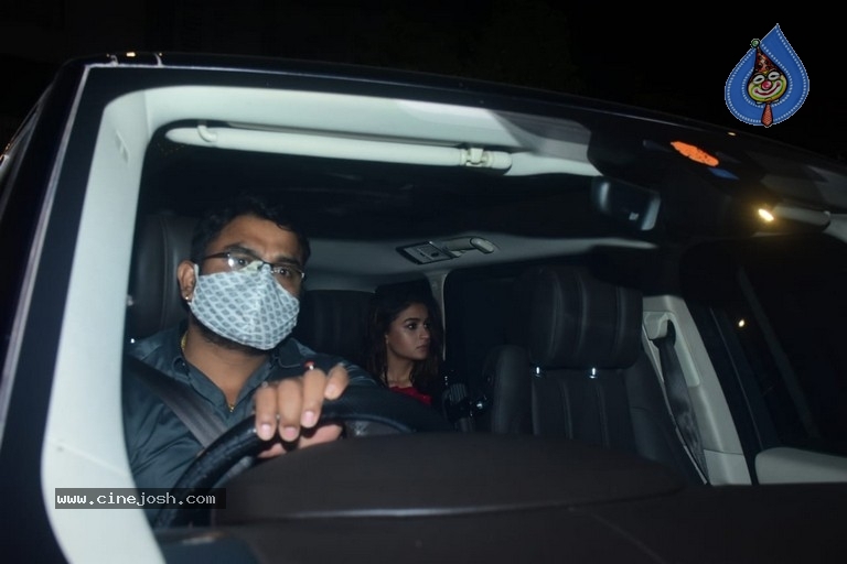 Alia Bhatt Birthday Party At Karan Johar House - 6 / 38 photos