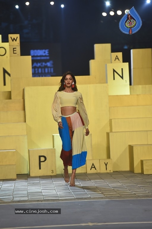 Ananya Panday At Lakme Fashion Week - 12 / 18 photos