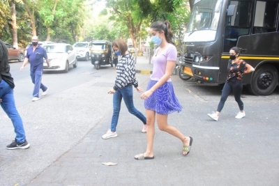 Ananya Panday Snapped On Location Shoot - 1 of 10