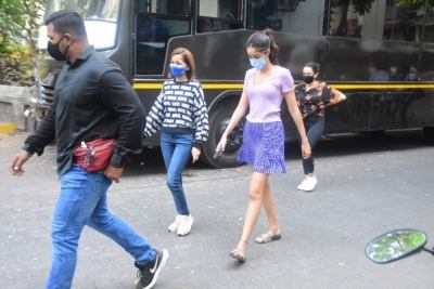 Ananya Panday Snapped On Location Shoot - 5 of 10