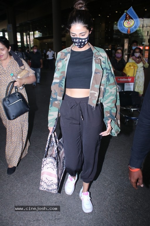 Ananya Pandey Spotted at Airport - 9 / 16 photos