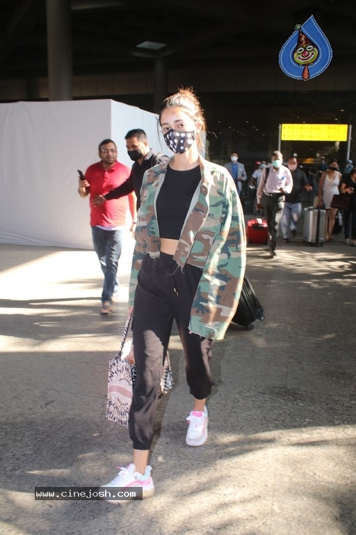 Ananya Pandey Spotted at Airport - 10 / 16 photos
