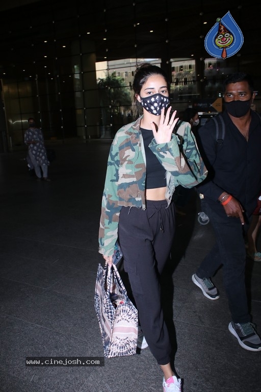 Ananya Pandey Spotted at Airport - 12 / 16 photos