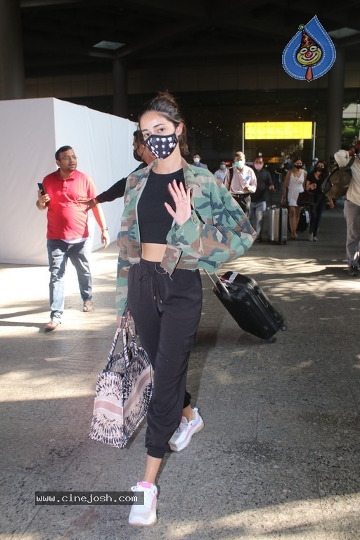 Ananya Pandey Spotted at Airport - 13 / 16 photos