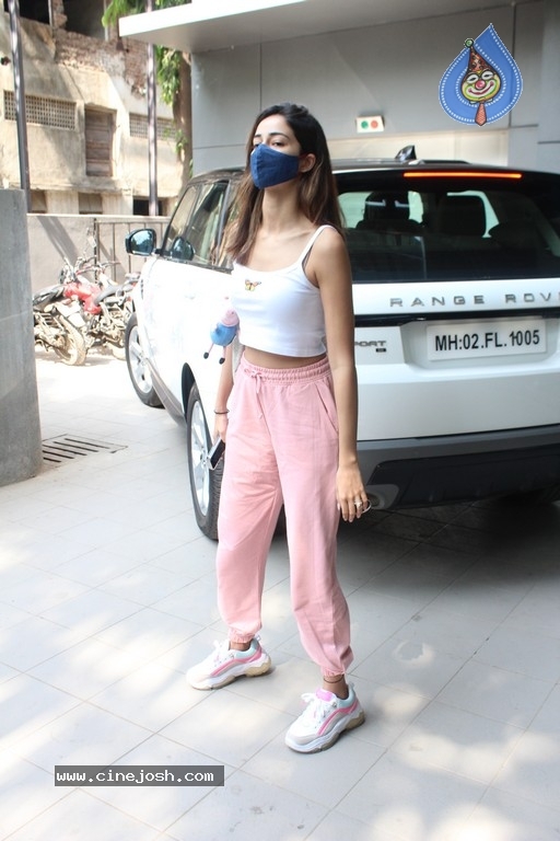 Ananya Pandey Spotted at Dance Class - 10 / 16 photos