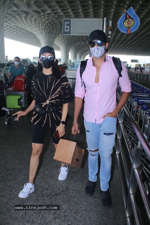 Celebrities spotted at Mumbai Airport - 6 / 21 photos