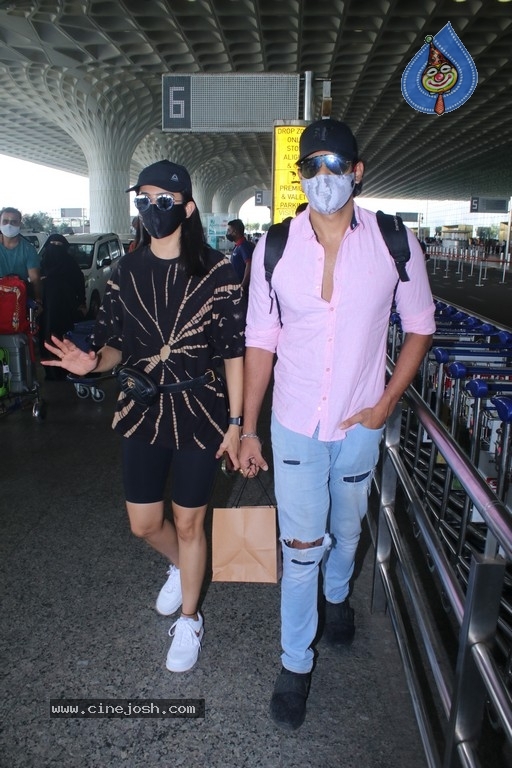 Celebrities spotted at Mumbai Airport - 7 / 21 photos