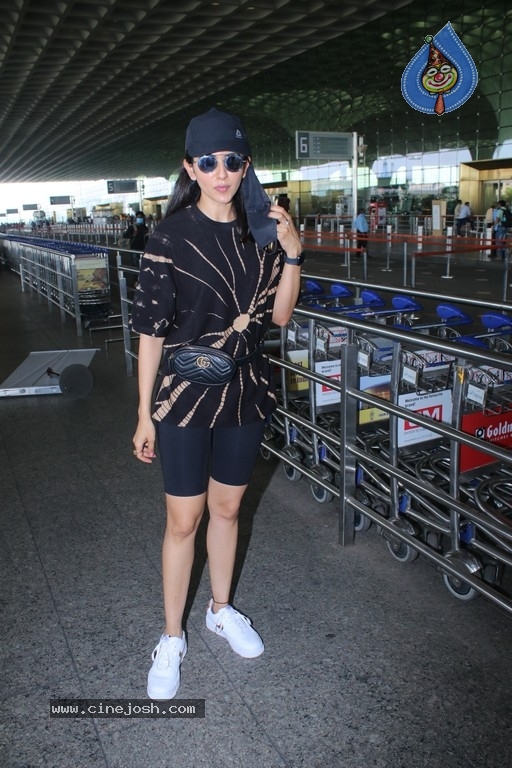 Celebrities spotted at Mumbai Airport - 13 / 21 photos