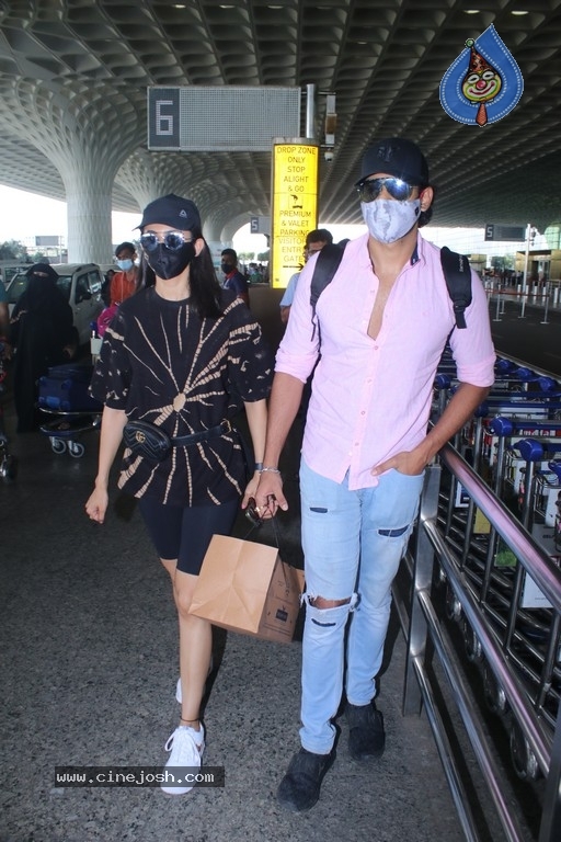 Celebrities spotted at Mumbai Airport - 16 / 21 photos