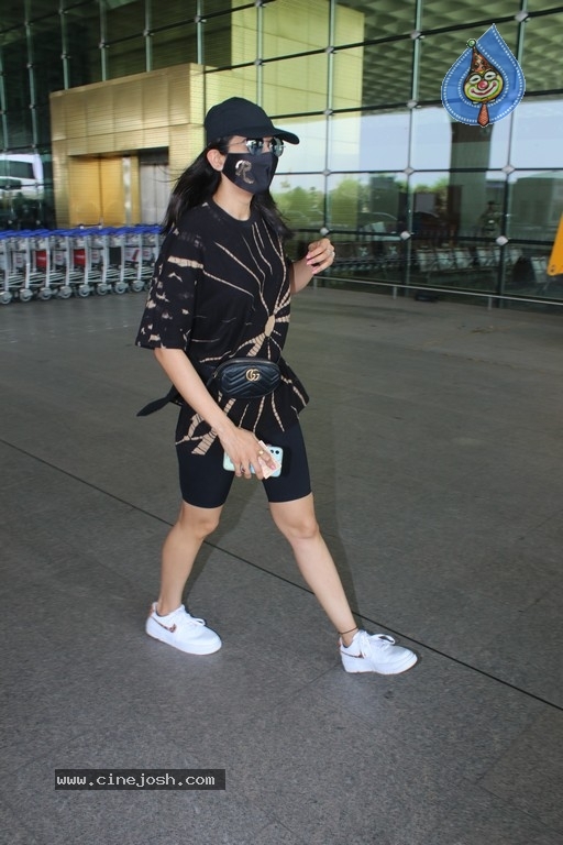 Celebrities spotted at Mumbai Airport - 17 / 21 photos