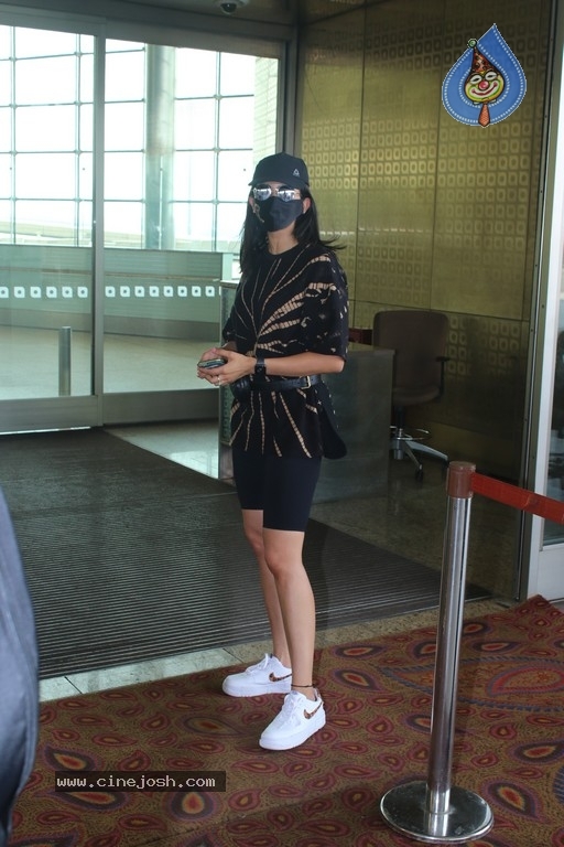 Celebrities spotted at Mumbai Airport - 18 / 21 photos